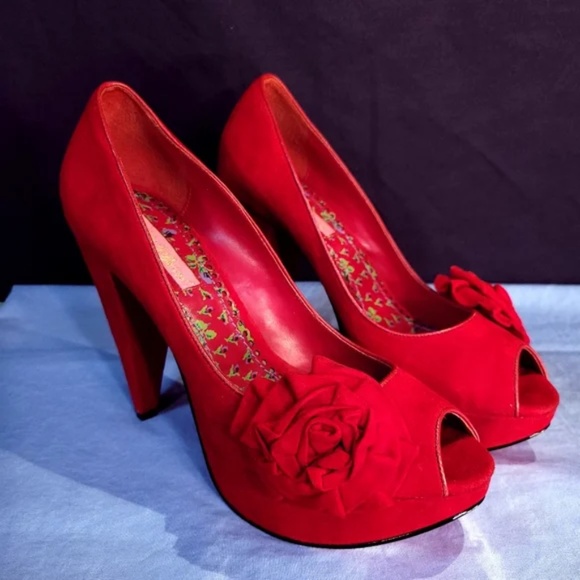 Betsey Johnson Kalen Redsde Pumps with flower detail - Picture 6 of 10